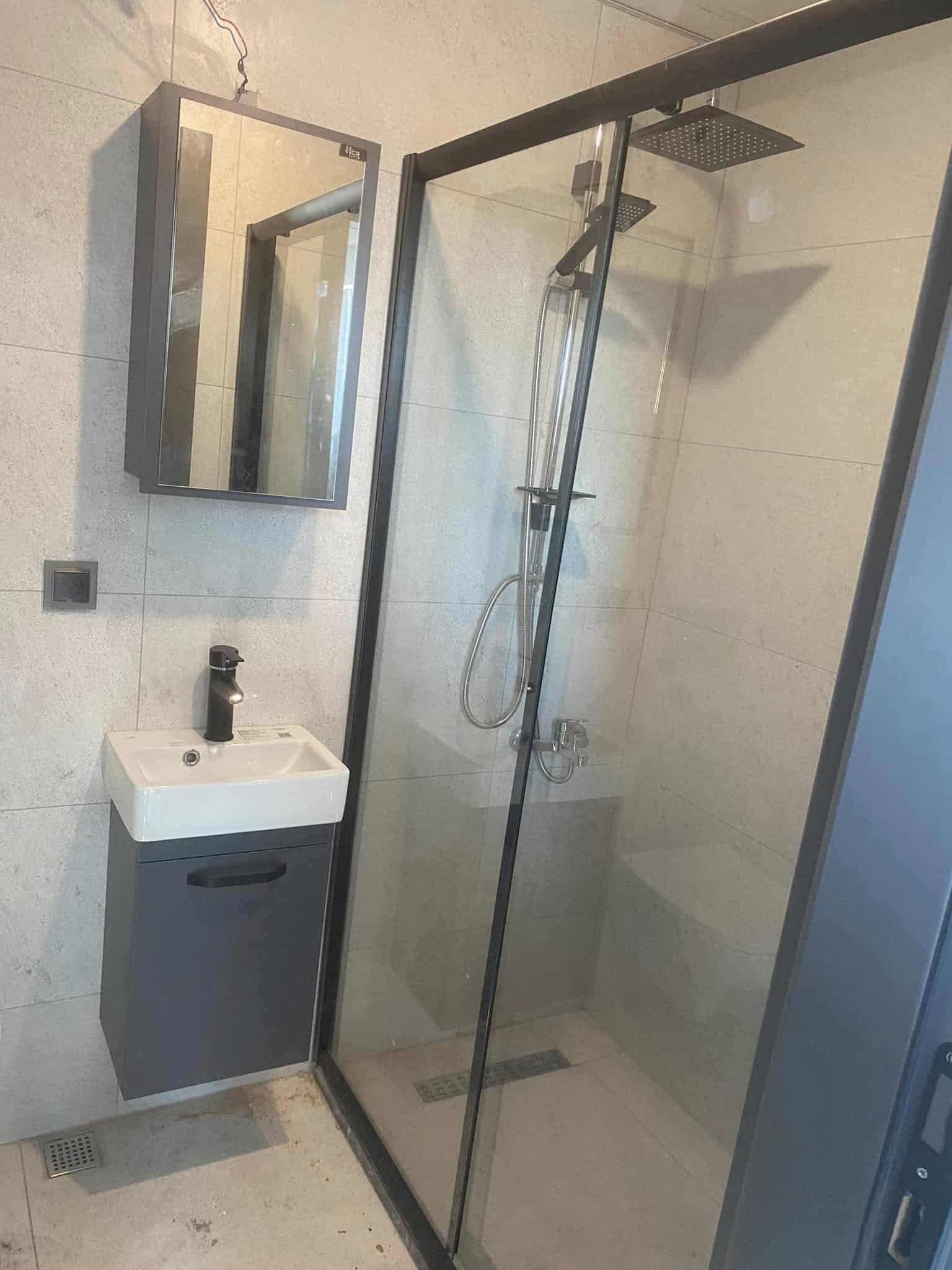 Ekonomik Su Tesisatı - cam dus paneli ve banyo dolabi