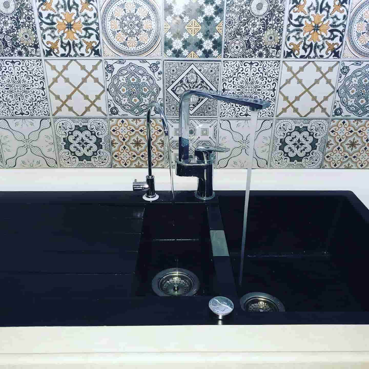 Ekonomik Su Tesisatı - desenli fayansli siyah mutfak evyesi